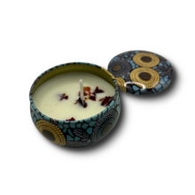 Įkelti vaizdą į galerijos rodinį, Kvapni žvakė su džiovintomis gėlėmis „Braškė“