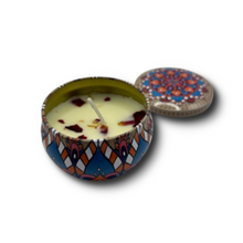 Įkelti vaizdą į galerijos rodinį, Kvapni žvakė su džiovintomis gėlėmis „Citrinžolė“