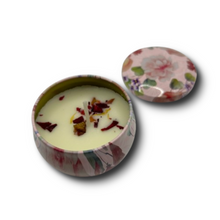 Įkelti vaizdą į galerijos rodinį, Kvapni žvakė su džiovintomis gėlėmis „Macaronsas“ (Migdolas)