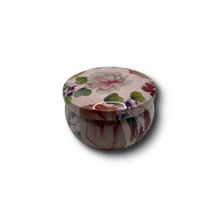 Įkelti vaizdą į galerijos rodinį, Kvapni žvakė su džiovintomis gėlėmis „Macaronsas“ (Migdolas)