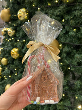 Įkelti vaizdą į galerijos rodinį, Žvakė "Meduolinis namelis"
