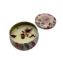 Load image into Gallery viewer, Aromatinė Žvakė Su Džiovintomis Gėlėmis – Saldusis Macaronsas (Migdolinis Pyragaitis)
